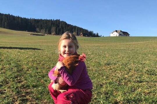 Lenia seule avec 1 poule.jpg